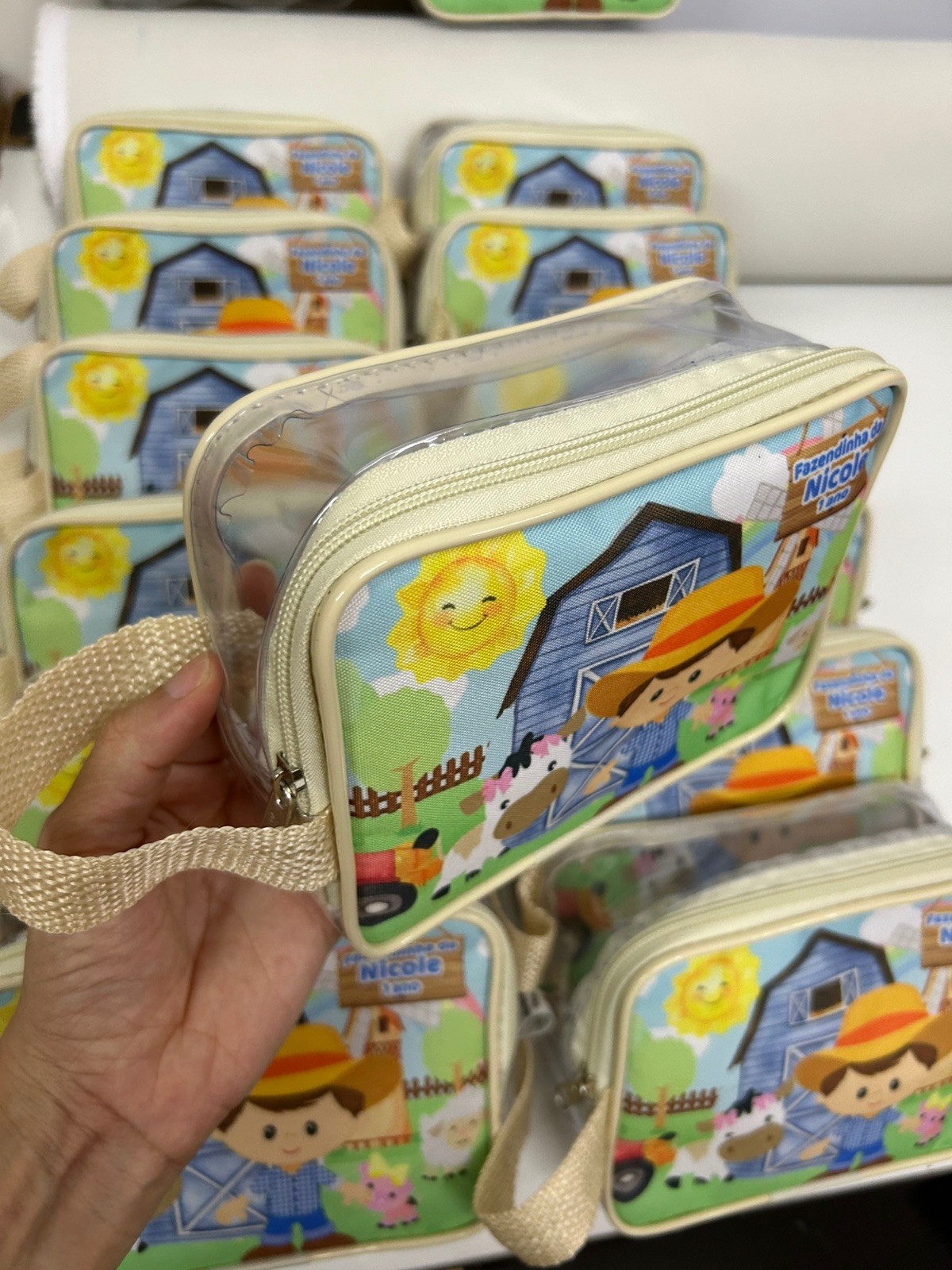 Dilu transparente com alça lateral